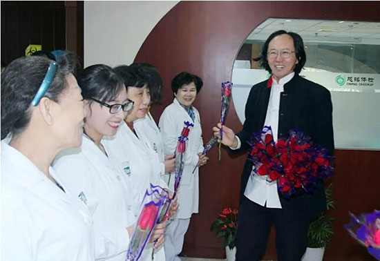 1慈铭集团董事长胡波给员工送花.jpg
