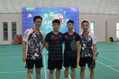 11中国残疾人羽毛球国家队队员与获胜队打友谊赛并合影.jpg