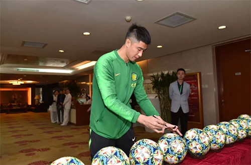 5中赫国安知名球员在慈铭签名足球.jpg