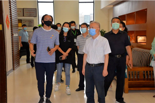 1慈铭体检董事长胡波陪同朝阳区委书记、党校校长参观慈铭.jpg